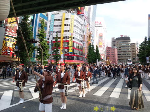 神田明神のお祭りの御神輿が練り歩き