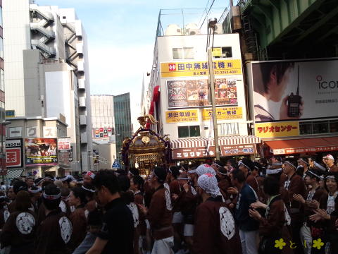 神田明神のお祭りの御神輿が練り歩き