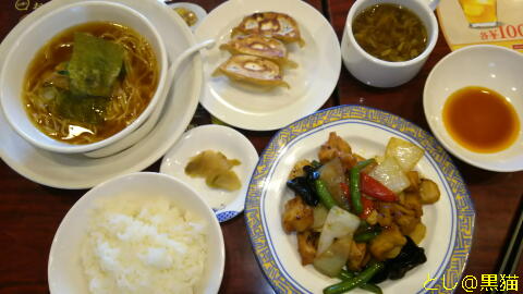 鶏肉と野菜のピリ辛炒めランチ＋餃子＋半ラーメン