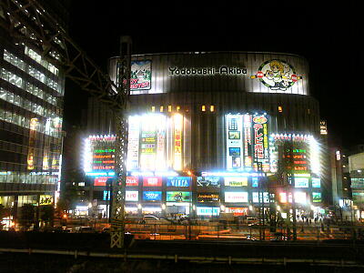 JRのホームから見えるヨドバシカメラの夜景