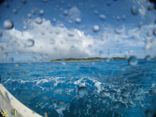 海の色が、澄み切った青！