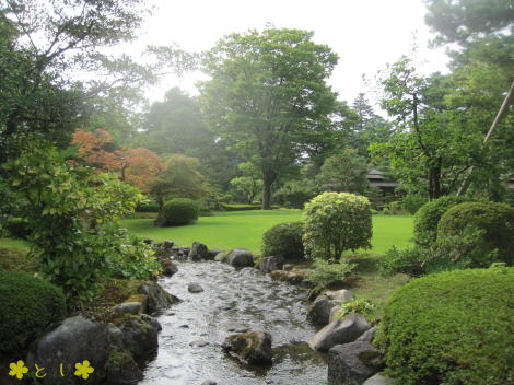 瓢池を左手に見つつ、直線で霞が池を目指すと庭園が楽しめる