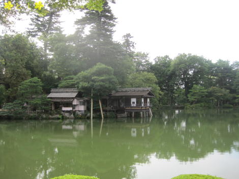 霞が池ごしに、内橋亭が見える