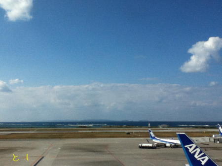 那覇空港から慶良間諸島が見渡せるいい天気