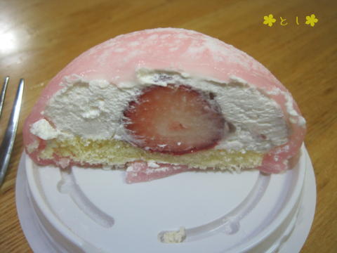 おもちで包んだ桜風味のいちごのケーキ