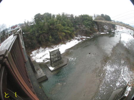 河原にも雪