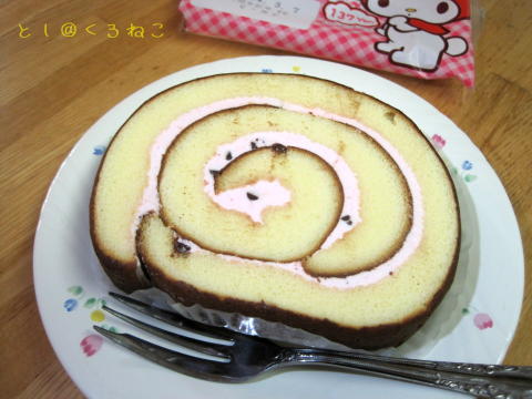 マイメロディの ふわふわ ロールケーキ （いちご ＆ チョコ）