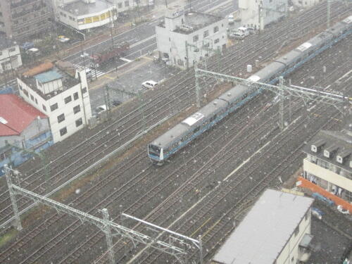 雪の中を突っ走る電車