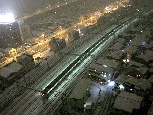 雪の中を疾走する東海道線