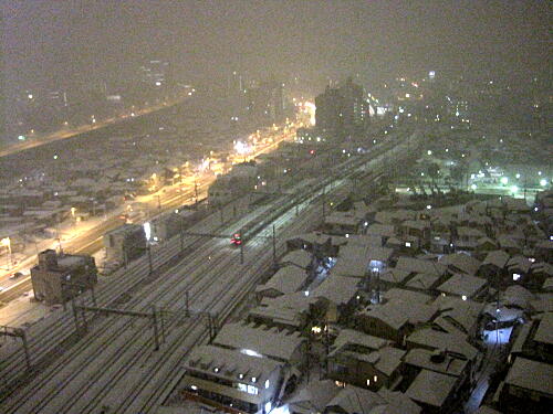 雪の中を疾走する東海道線