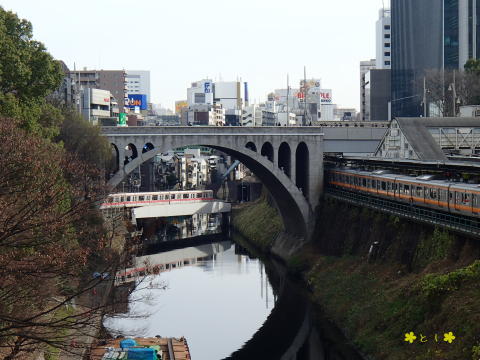 聖橋から、地下鉄とJR中央線快速電車