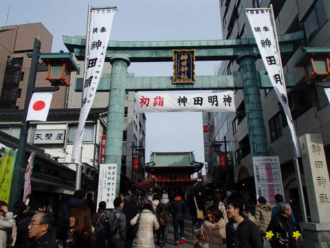 初詣客で賑わう神田明神