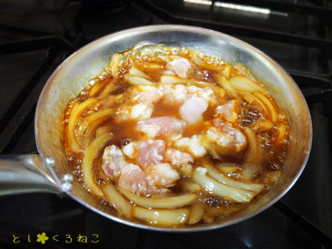 鶏肉を塩麹に漬けて、やわらかくしてから、親子丼