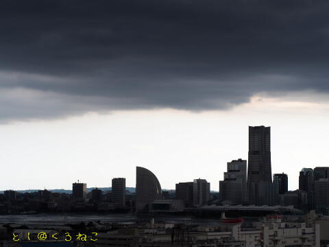 みなとみらい上空に暗雲