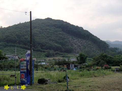 椋神社（みくじんじゃ）の駐車場から、龍勢花火を発射するやぐらを見たところ