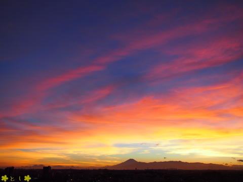 台風一過の横浜から夕焼けの富士山を望む