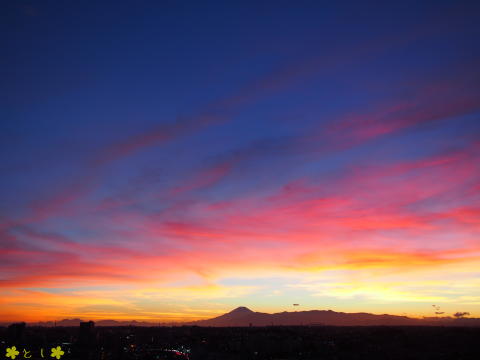 台風一過の横浜から夕焼けの富士山を望む