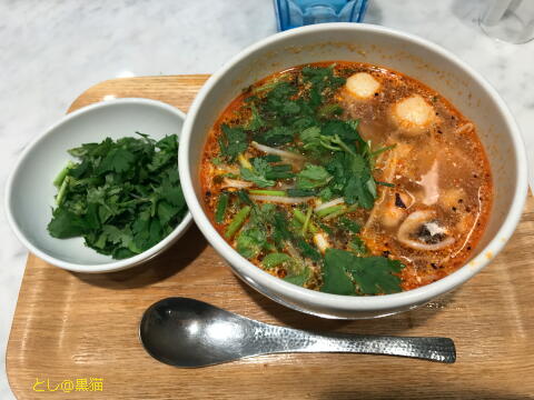 マンゴツリーカフェ パクチー大盛り トムヤム麺 と FAUCHONのエクレア