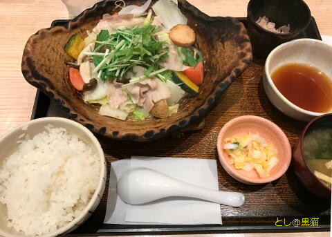 大戸屋 四元豚と たっぷり野菜の蒸し鍋定食 /><br />
こういう「蒸し鍋」は、冷凍宅配食や、社畜食堂では、ぜったいに出ませんので、こういうお店を利用です。<br />
<img loading=