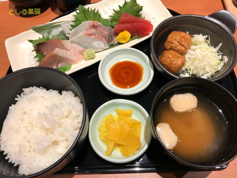 お魚どうらくで、刺身定食