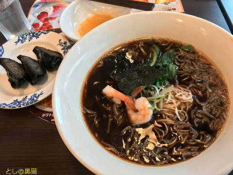 焦がし海老ガツンと香る 黒醤油ラーメン と 黒餃子