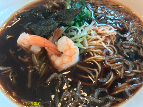 焦がし海老ガツンと香る 黒醤油ラーメン と 黒餃子