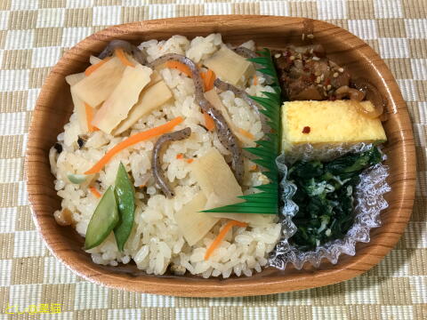 炊き込みご飯と豚のピリ辛炒め弁当