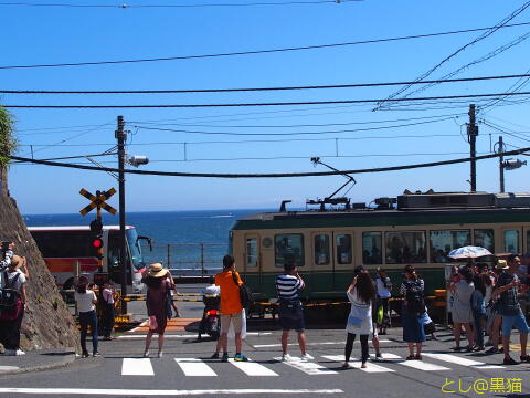 鎌倉高校前駅の踏切とビーチ